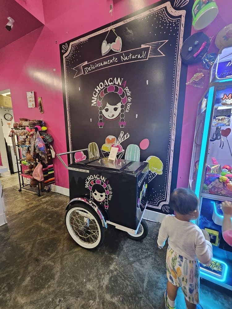Colorful Nieve Scooping Cabinet