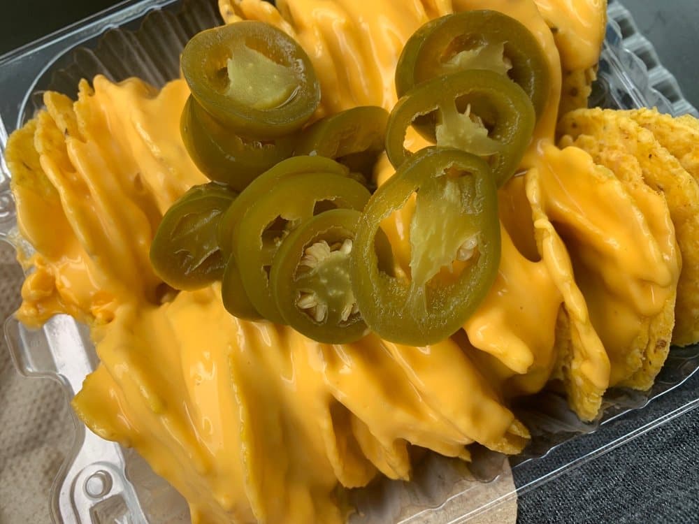 Nachos con Queso y Jalapeños